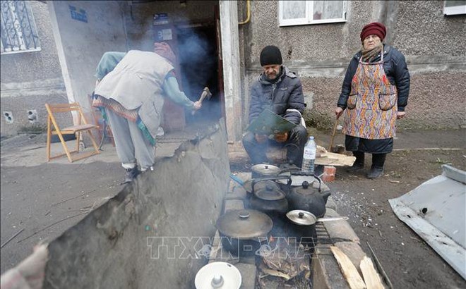 Người dân tại Mariupol, Ukraine, ngày 12/4/2022. Ảnh minh họa: THX/TTXVN