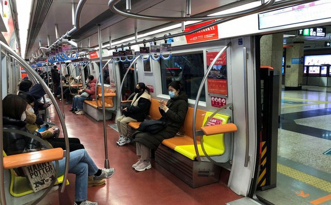 Tàu điện ngầm ở Bắc Kinh hôm 9/12, vào giờ cao điểm. Ảnh: Reuters