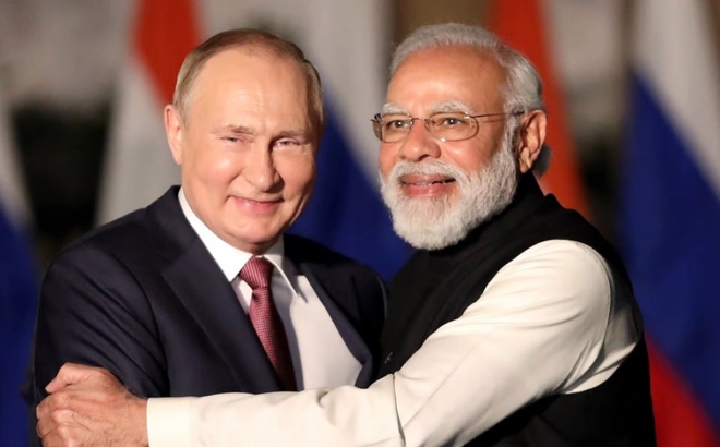 Tổng thống Nga Putin (trái) và Thủ tướng Ấn Độ Modi. Ảnh: EPA.