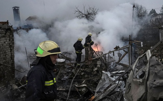 Hình ảnh cho thấy một khu vực trúng đạn pháo ở Dnipro. Nguồn: Reuters