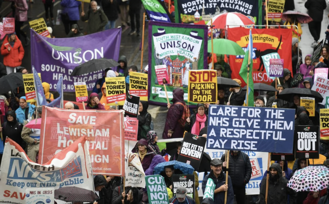 Người biểu tình ở London (Anh) tham gia cuộc tuần hành kêu gọi chấm dứt cuộc khủng hoảng lương thấp. Ảnh tư liệu: EPA-EFE