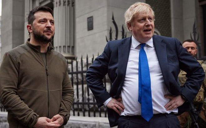 Cựu Thủ tướng Anh Boris Johnson thăm Kiev và gặp Tổng thống Ukraine Volodymyr Zelensky hồi tháng 4. Ảnh: Reuters