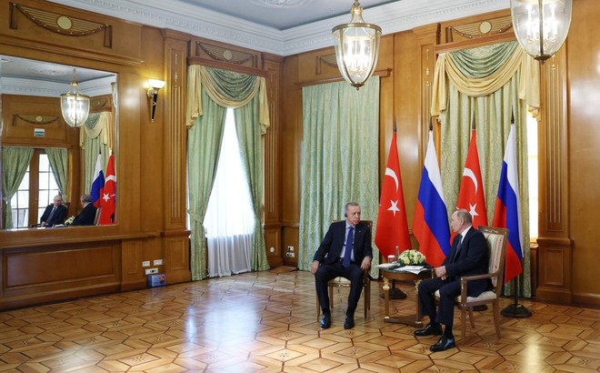 Tổng thống Thổ Nhĩ Kỳ Tayyip Erdoğan (trái) gặp Tổng thống Nga Vladimir Putin tại Sochi, Nga, ngày 5/8/2022. Ảnh: AFP