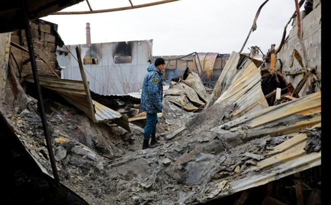 Một khu chợ ở Donetsk tan hoang vì trúng pháo ngày 12/12. (Ảnh: Reuters)