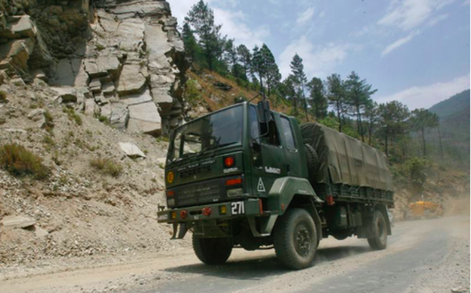 Một xe tải Ấn Độ chạy ở khu vực gần biên giới Trung Quốc