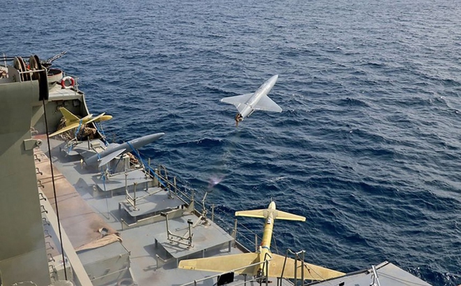 UAV Iran phóng từ tàu chiến. Ảnh: Bộ Quốc phòng Iran