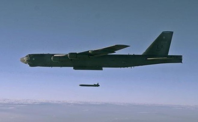 Máy bay B-52 Stratofortress phóng thử ARRM. Ảnh: Không quân Mỹ.