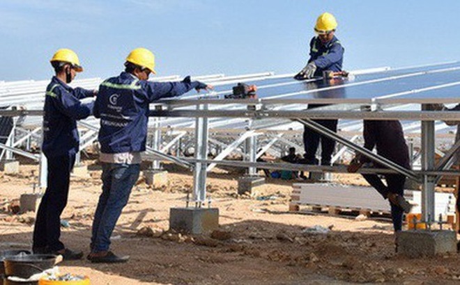 Lắp đặt tấm pin năng lượng mặt trời ở Nhà máy điện mặt trời Trung Nam Thuận Nam 450 MW của Trung Nam Group - Ảnh: TRUNG NAM