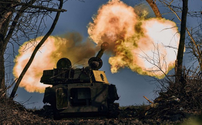 Pháo tự hành nã đạn trên chiến trường Ukraine. Ảnh: AP.