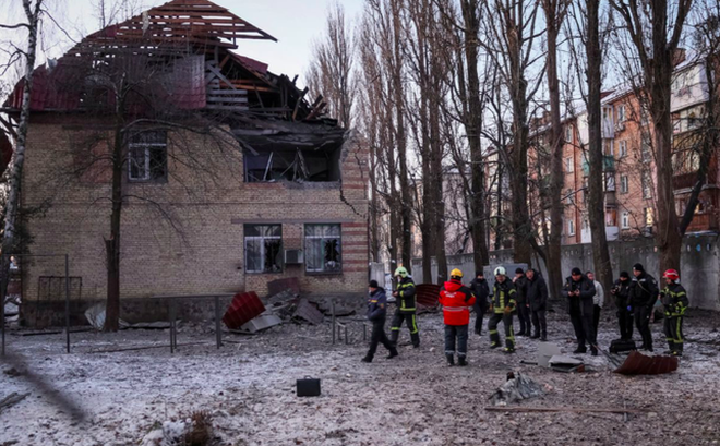Lực lượng cứu hộ làm nhiệm vụ tại ngôi nhà bị tấn công bằng máy bay không người lái ở Kiev ngày 14/12