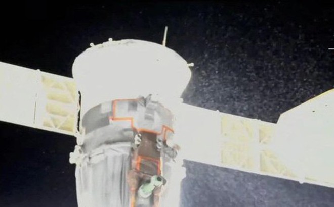 Hình ảnh trong webcast của NASA cho thấy tàu vũ trụ Nga đang bị rò rỉ chất lỏng