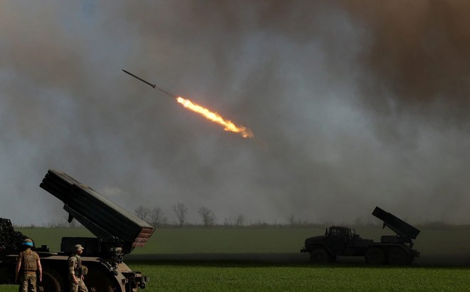 Quân nhân Ukraine khai hỏa hệ thống phóng rocket BM-21 Grad ở Luhansk, Ukraine ngày 26/4/2022. Ảnh: Reuters