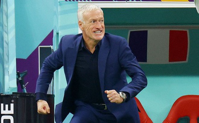 HLV Didier Deschamps ăn mừng chiến thắng