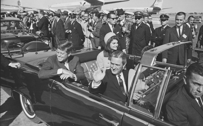 Tổng thống Kennedy ở Texas. Ảnh: CNN