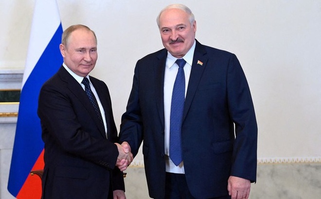 Tổng thống Nga Vladimir Putin bắt tay người đồng cấp Belarus Alexander Lukashenko tại Saint Petersburg, Nga ngày 25-6 - Ảnh: KREMLIN