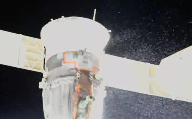 Tàu Soyuz của Nga bị rò rỉ chất làm mát nghiêm trọng khi neo đậu tại ISS - Ảnh: NASA TV