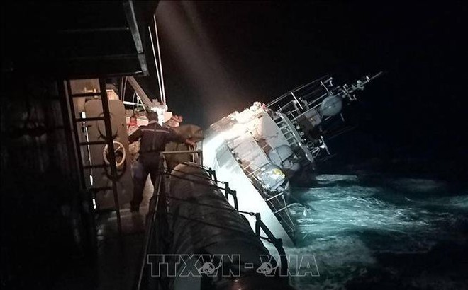 Tàu hộ vệ HTMS Sukhothai bị nghiêng sau khi nước tràn vào thân ở ngoài khơi tỉnh Prachuap Khiri Khan, Thái Lan đêm 18/12/2022. Ảnh: AFP/TTXVN