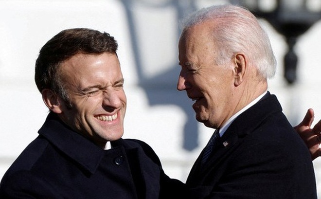 Tổng thống Pháp Emmanuel Macron (trái) và Tổng thống Mỹ Joe Biden - Ảnh: REUTERS
