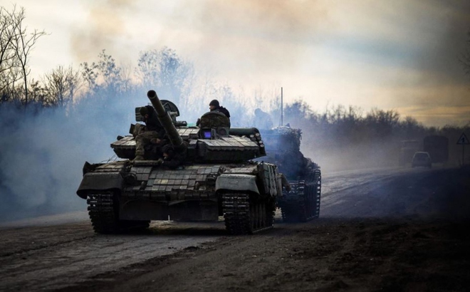 Xe tăng của quân đội Ukraine trên một con đường gần Bakhmut, khu vực Donetsk ngày 30/11. Ảnh: AFP