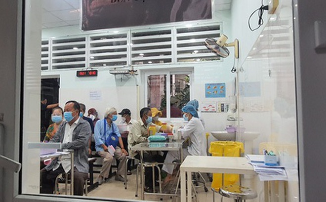 Nhân viên Viện Tim TP.HCM thăm khám và lấy máu xét nghiệm cho người bệnh - Ảnh: HOÀNG LỘC