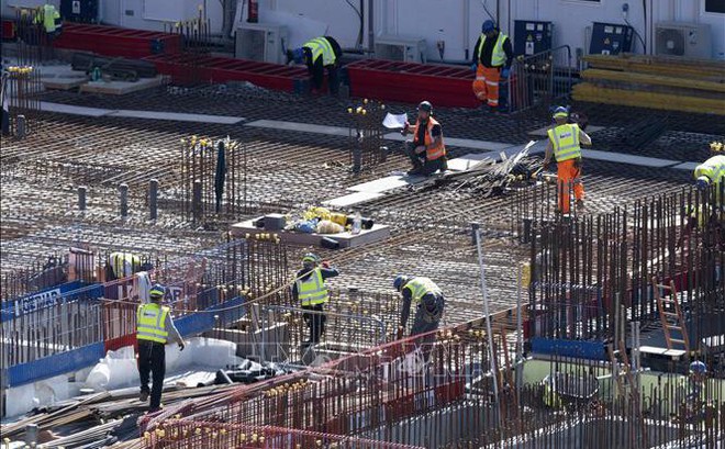 Công nhân làm việc tại một công trường xây dựng ở phía nam thủ đô London, Anh. Ảnh minh họa: AFP/TTXVN