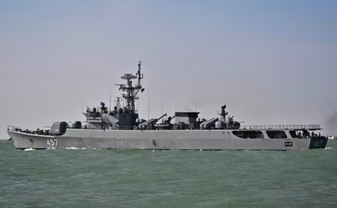 Tàu HTMS Kraburi khởi hành từ tỉnh Prachuap Khiri Khan vào ngày 20-12 để tiếp tục tìm kiếm những người sống sót sau vụ chìm tàu HTMS Sukhothai của hải quân Thái Lan - Ảnh: AFP