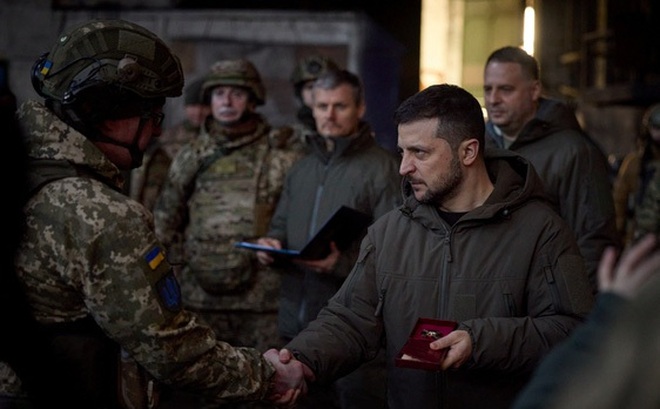 Tổng thống Ukraine Volodymyr Zelensky bắt tay các binh sĩ ở Bakhmut ngày 20-12 - Ảnh: REUTERS