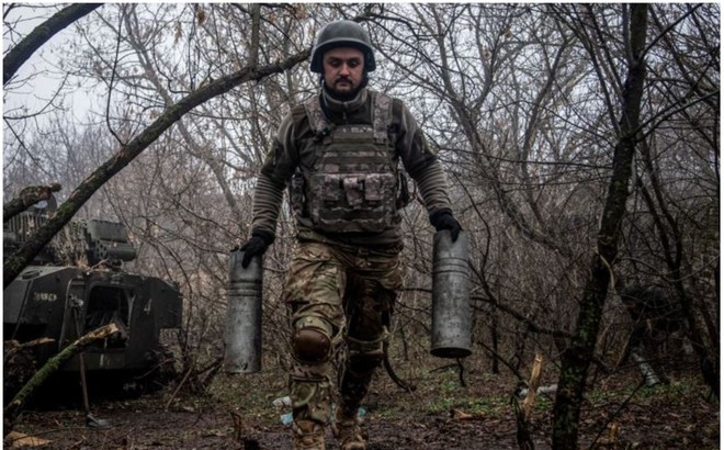 Lính pháo binh Ukraine ở tiền tuyến Bakhmut tháng 11/2022. Ảnh: Getty Images