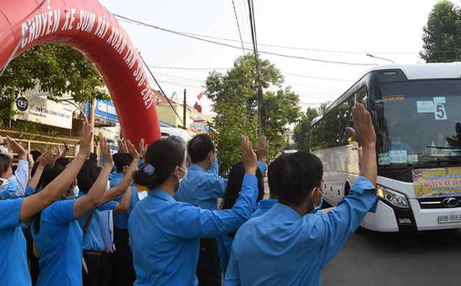 Lãnh đạo cùng cán bộ nhân viên Liên đoàn Lao động tỉnh Đồng Nai vẫy tay tiễn công nhân về quê đón Tết Nguyên đán 2021 trên Chuyến xe sum vầy - Ảnh: A LỘC