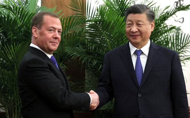 Phó chủ tịch Hội đồng An ninh Nga Dmitry Medvedev (trái) gặp gỡ Chủ tịch Trung Quốc Tập Cận Bình ngày 21-12 - Ảnh: REUTERS