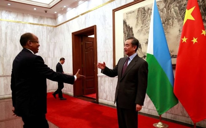 Ảnh minh họa: Ngoại trưởng Djibouti Mahamoud Ali Youssouf và Ngoại trưởng Trung Quốc Vương Nghị. Nguồn: Reuters