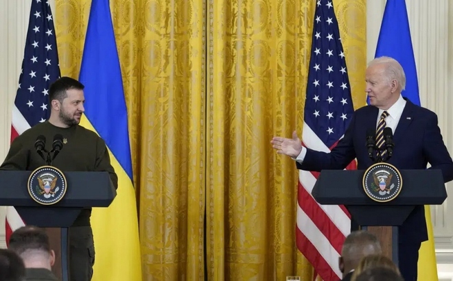 Tổng thống Mỹ Joe Biden (phải) và Tổng thống Ukraine Volodymyr Zelensky tại cuộc họp báo chung ở Nhà Trắng ngày 21/12. Ảnh: AP