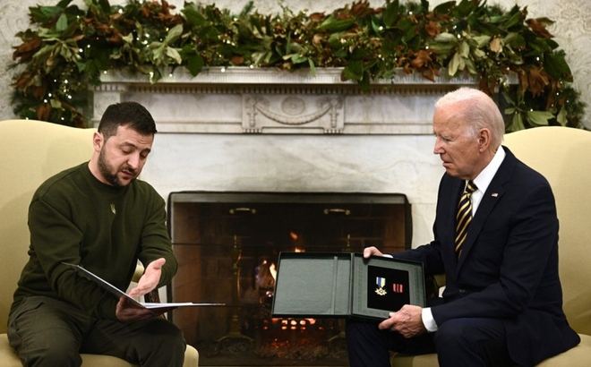 Tổng thống Ukraine - ông Volodymyr Zelensky (bên trái) và Tổng thống Mỹ Joe Biden (bên phải). Ảnh: AFP