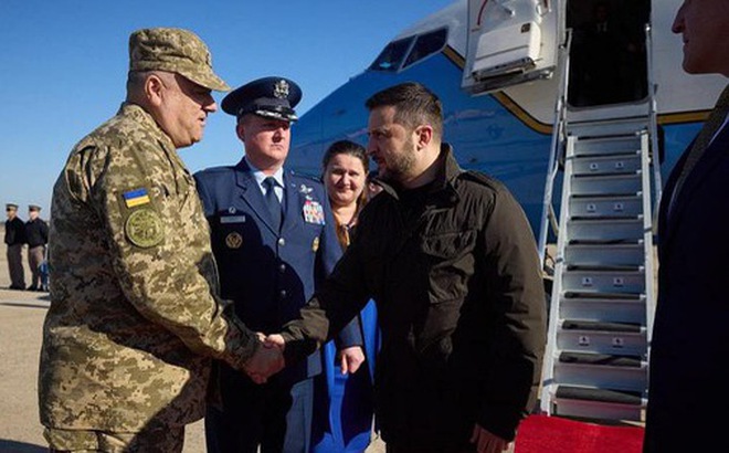 Tổng thống Ukraine Volodymyr Zelensky (bìa phải) được chào đón khi đến căn cứ chung Andrews, bên ngoài Washington, vào ngày 21-12 - Ảnh: AFP