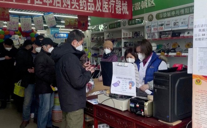Người xếp hàng tại một hiệu thuốc ở Bắc Kinh, Trung Quốc ngày 14/12. Ảnh: Reuters