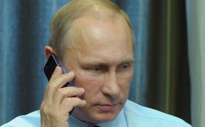 Tổng thống Nga Putin và điện thoại di động. Ảnh: Mirror.