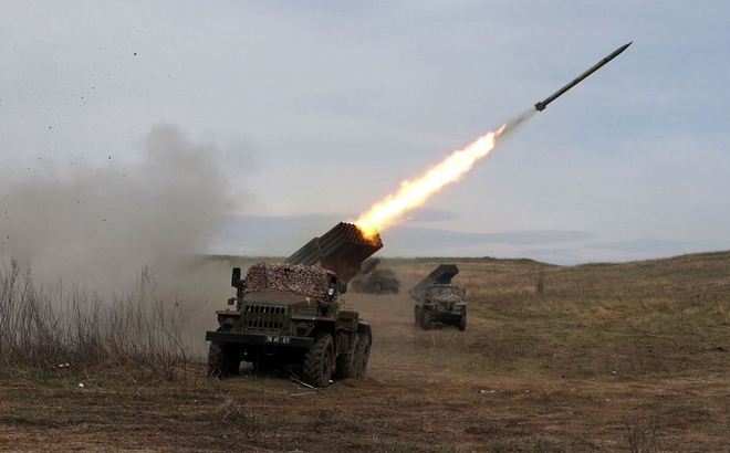 Ukraine khai hỏa pháo phản lực phóng loạt gần Lugansk ở khu vực Donbass. Ảnh: Getty