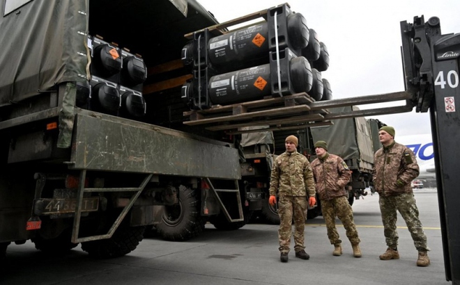 Binh sĩ Ukraine bên cạnh xe tải chở một lô tên lửa Javelin do Mỹ chuyển giao. Ảnh: AFP