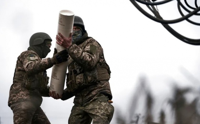 Binh lính Ukraine chuẩn bị khai hỏa lựu pháo tự hành CAESAR do Pháp sản xuất ở Avdiivka, khu vực Donetsk ngày 26/12. Ảnh: AP