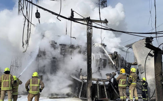 Lính cứu hỏa Ukraine chữa cháy tại một cơ sở hạ tầng năng lượng bị phá hủy trong cuộc không kích tên lửa ở khu vực Rivne. Ảnh: AFP