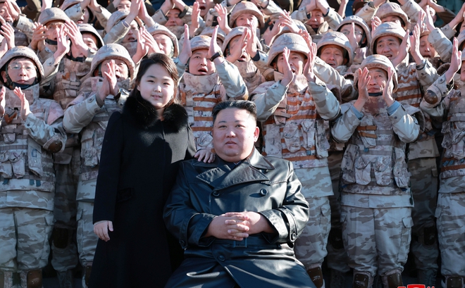Nhà lãnh đạo Triều Tiên Kim Jong-un và con gái Kim Ju-ae. Ảnh: KCNA/Yonhap