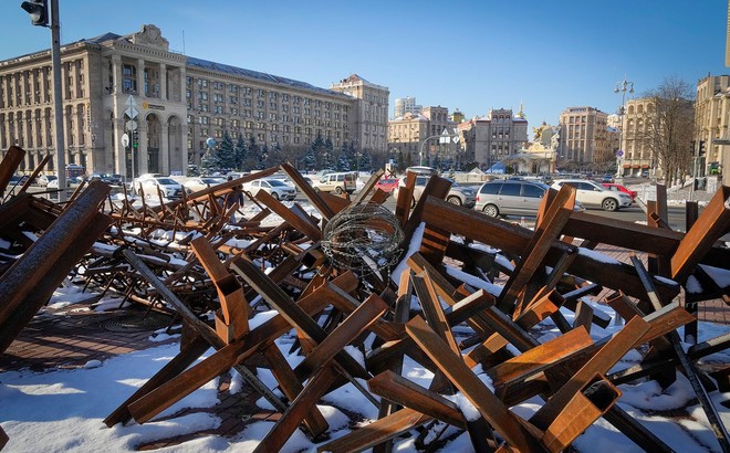 Chướng ngại vật chống xe tăng vẫn giăng ở Kiev ngày 1/12/2022. Ảnh: AP