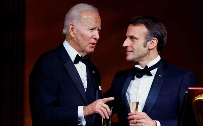 Tổng thống Mỹ Joe Biden (trái) và Tổng thống Pháp Emmanuel Macron tại bữa tiệc tối ở Washington vào ngày 1-12 - Ảnh: Reuters