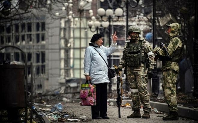 Quân đội Nga tại thành phố Mariupol, miền Nam Ukraine ngày 12/4. Ảnh: AFP.