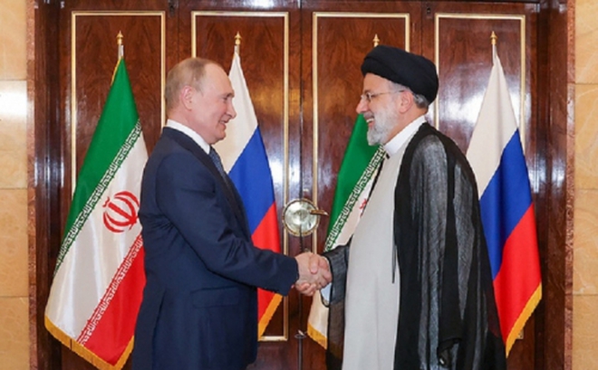 Tổng thống Nga Vladimir Putin bắt tay Tổng thống Iran Ebrahim Raisi tại Tehran