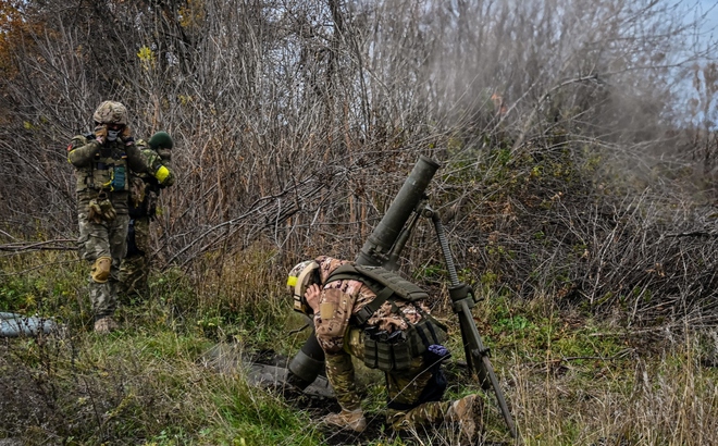 Một thành viên của Lực lượng vệ binh quốc gia Ukraine khai hỏa pháo cối tại một vị trí dọc tiền tuyến ở tỉnh Kharkiv thuộc miền đông Ukraine ngày 25/10. Ảnh: AFP