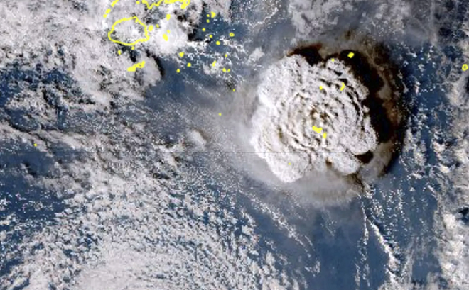 Hình ảnh vệ tinh cho thấy vụ phun trào của núi lửa Tonga dưới nước gây ra sóng thần. (Ảnh: AP).