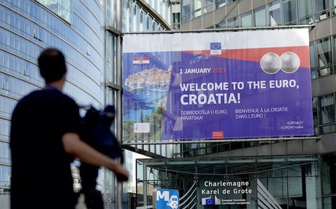 Màn hình chào mừng Croatia gia nhập eurozone được chiếu bên ngoài trụ sở EU ở Bỉ - Ảnh: AFP