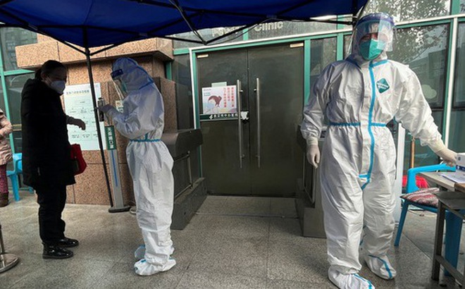 Nhân viên y tế mặc đồ bảo hộ khi tiếp đón bệnh nhân tại một phòng khám sốt ở thành phố Vũ Hán, tỉnh Hồ Bắc của Trung Quốc ngày 31-12 - Ảnh: REUTERS