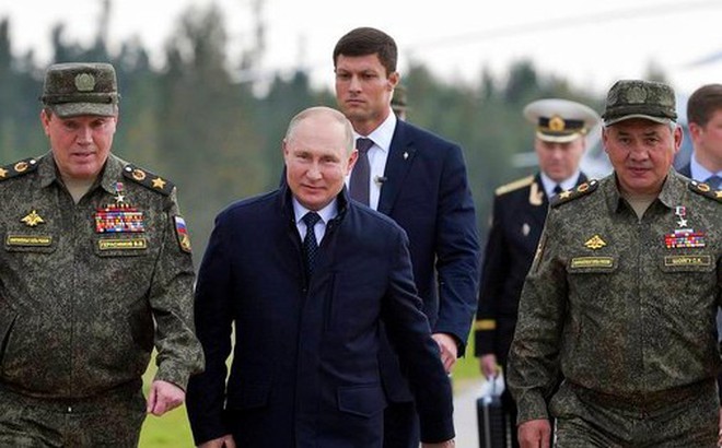 Tổng thống Nga Vladimir Putin cùng các quan chức quân sự. Ảnh: Tass